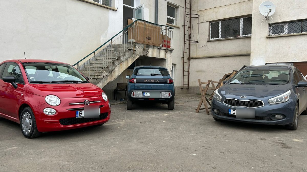 Imagini incredibile în parcarea profesorilor de la Colegiul de Artă „Octav Băncilă” din Iași! Iată ce au putut observa trecătorii că se întâmplă, ziua în amiaza mare, sub nasul directorului