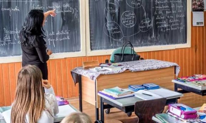 Profesorii care fac naveta, obligați să plătească transportul din propriul buzunar! Sindicatele cer Guvernului o decontare