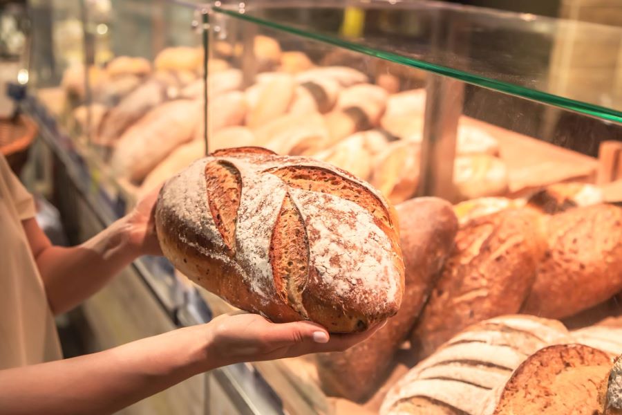 Se scumpește produsul indispensabil pentru români! Câți bani vor plăti în plus cetățenii pentru alimentul nelipsit de la masă