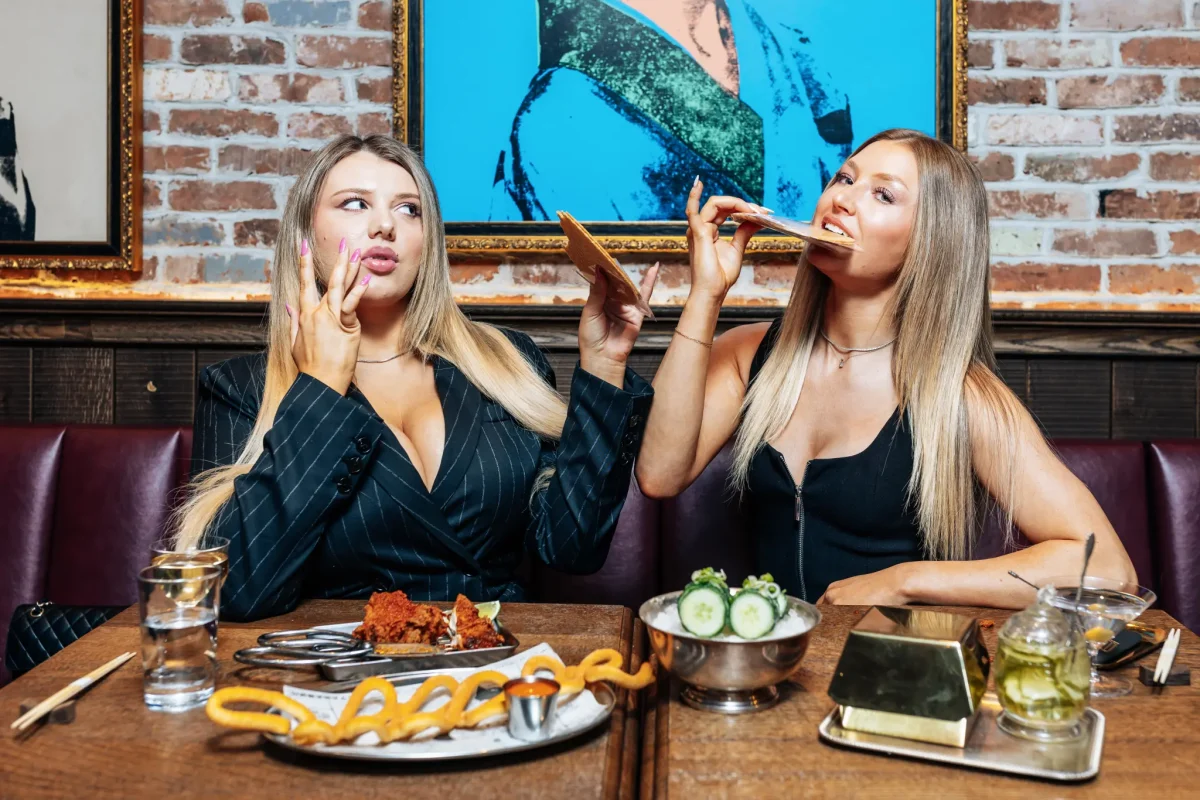 Ele sunt spaima restaurantelor! Două blonde provoacă haos pe TikTok cu recenzii acide: „Nu vom fi cenzurate”