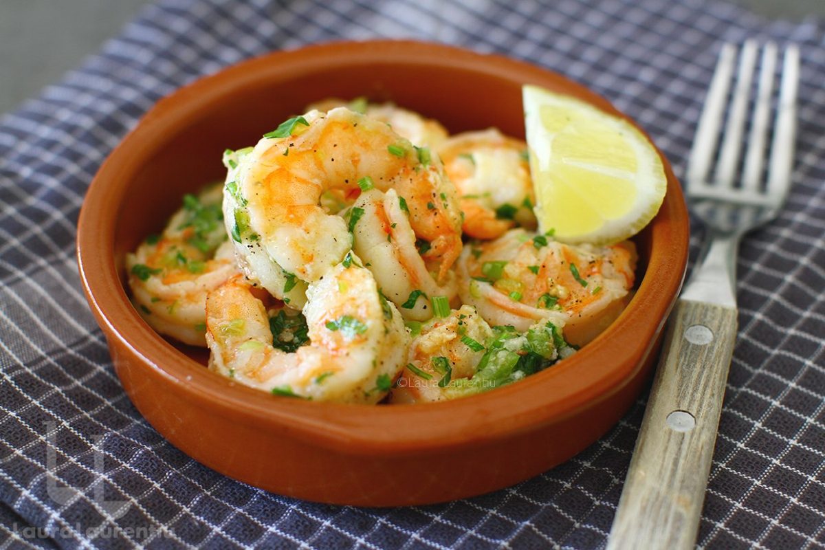 Cea mai delicioasă rețetă cu fructe de mare! Cum să prepari creveții prefierți la tigaie cu unt și lapte de cocos