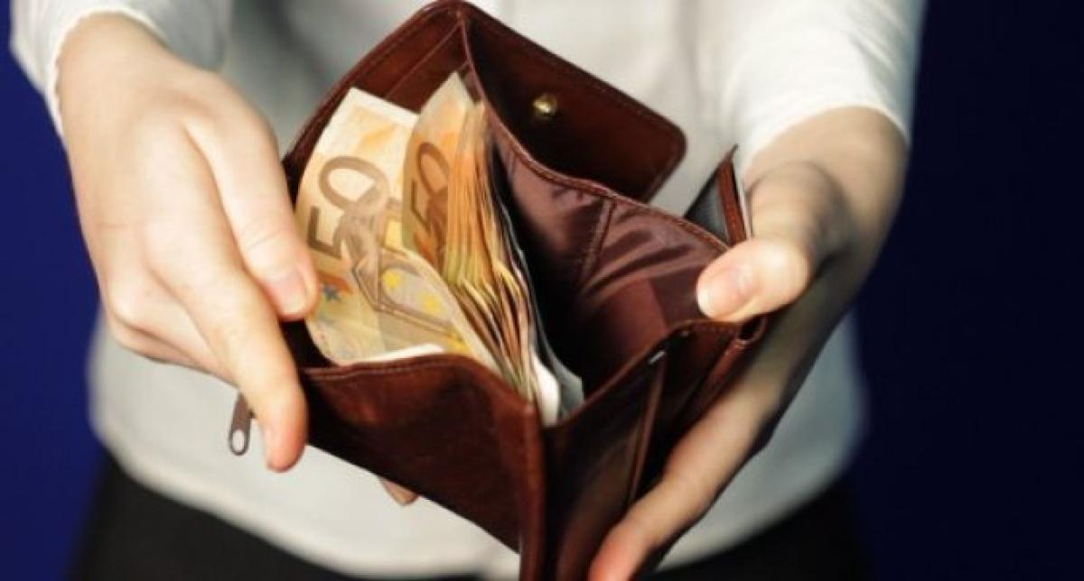 Românii care plătesc cu bani cash, controlați de ANAF! Toate tranzacțiile sunt verificate