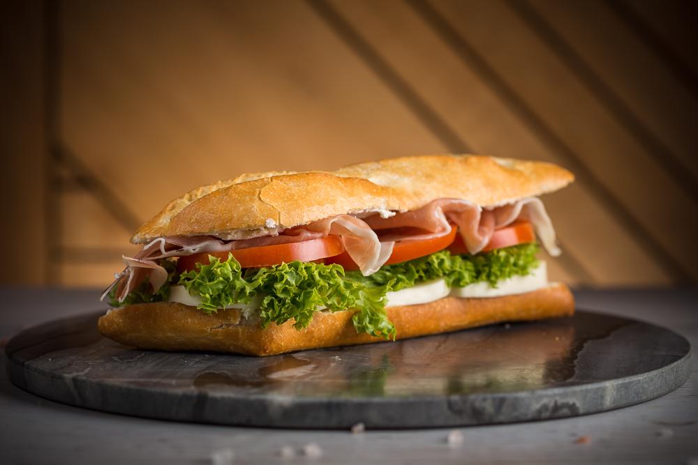 Scandal culinar: O influenceriță acuză un restaurant de „înșelăciune” după ce a primit un sandviș „dezgustător”
