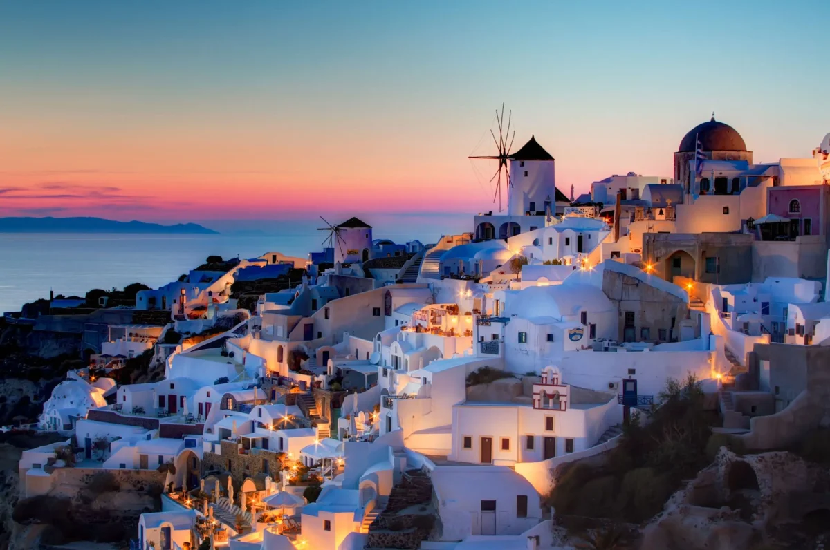 Santorini, zguduită de sute de cutremure. Mii de locuitori au părăsit deja insula