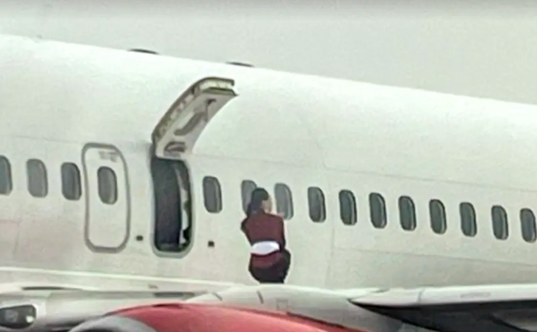 Scandal pe aripa avionului: Stewardesă surprinsă pozând în timpul întârzierii zborului. Compania aeriană declanșează o investigație