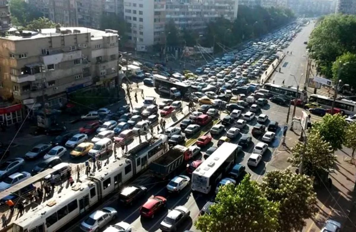 Amendă și puncte de penalizare pentru șoferii nervoși la semafor. Cât îi costă acest gest aparent banal
