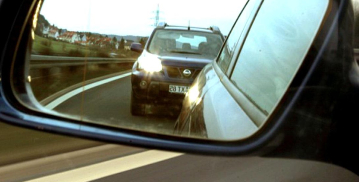 Șoferii care folosesc flash-urile în trafic pot rămâne fără permis! Ce prevede noua lege în 2025
