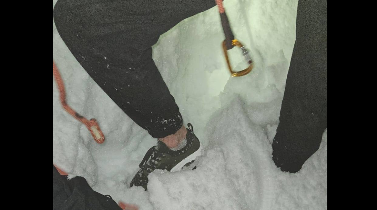 Inconștiență pe munte: Tânăr în adidași, salvat de pe un traseu periculos din Bucegi
