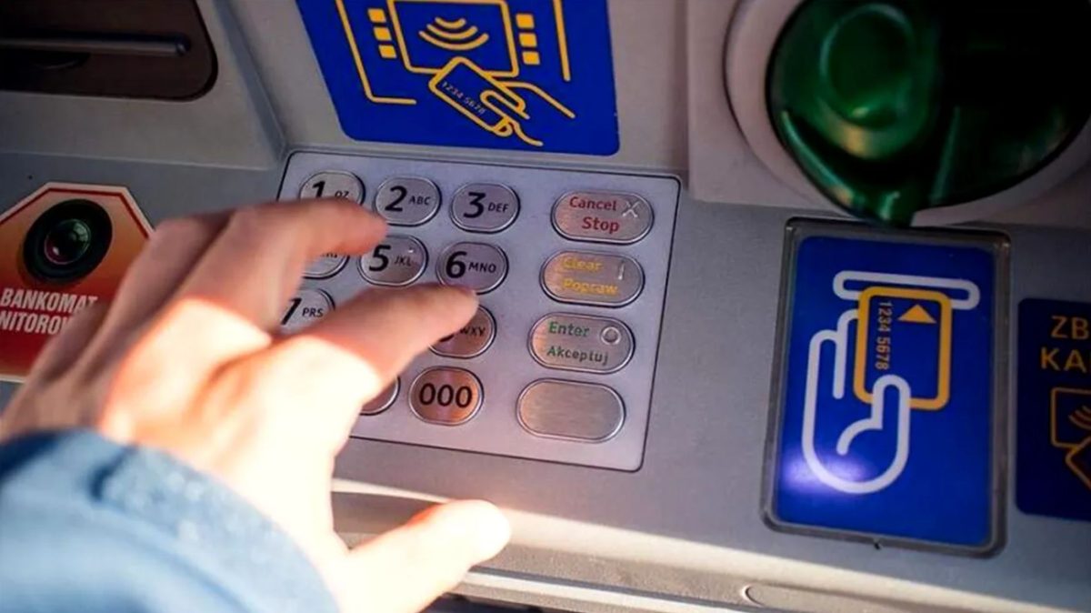Ce tastă trebuie apăsată după ce scoți bani de la bancomat. Doar așa poți evita fraudele