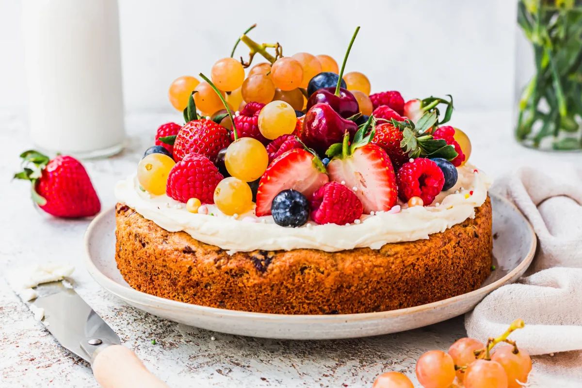Tort vegan sau de post cu ciocolată și vanilie. Încearcă un desert fără produse de origine animală
