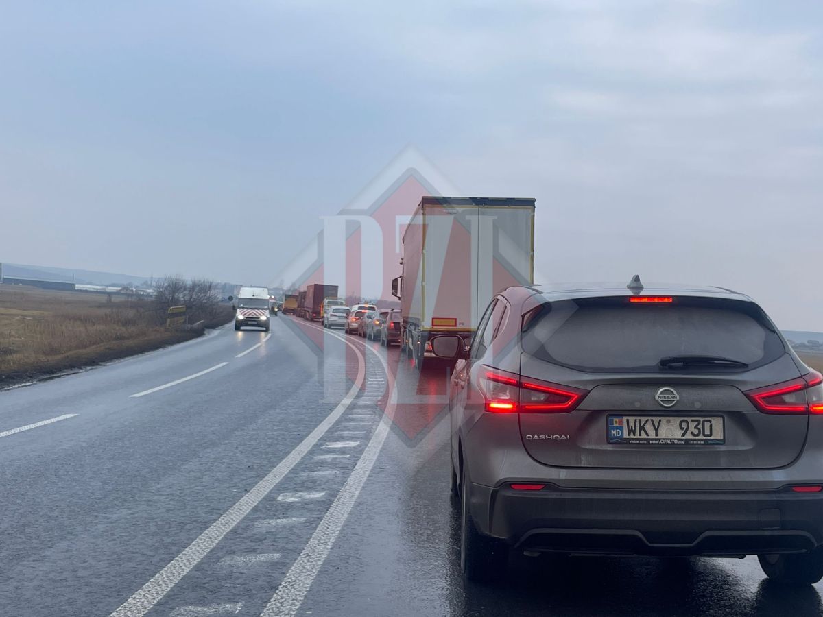 Trafic de coşmar la Podu Iloaiei. Coada de maşini se întinde pe mai mulţi kilometri