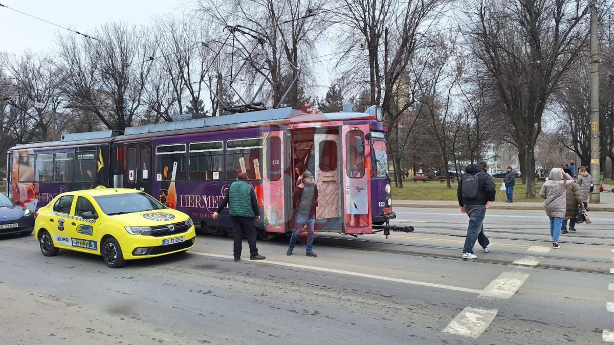 Blocaj pe ruta Târgu Cucu – Piața Unirii: Tramvaiul 8 a dat peste cap traficul din Iași – UPDATE