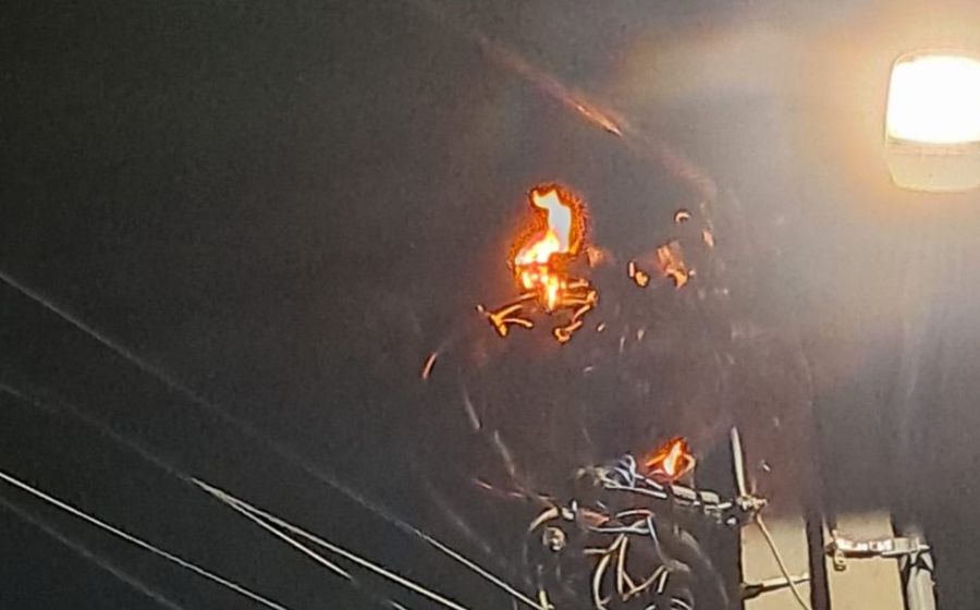 Incendiu la un arc electric de la un transformator din Lunca Cetățuii. Se intervine de urgență la fața locului