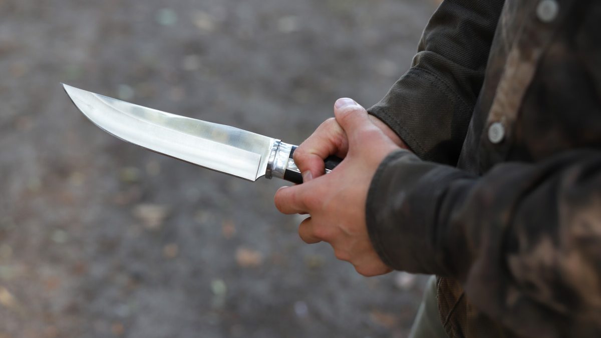 Tentativă de atac la Primăria Dănești! Un bătrân de 91 de ani a încercat să-l înjunghie pe primar