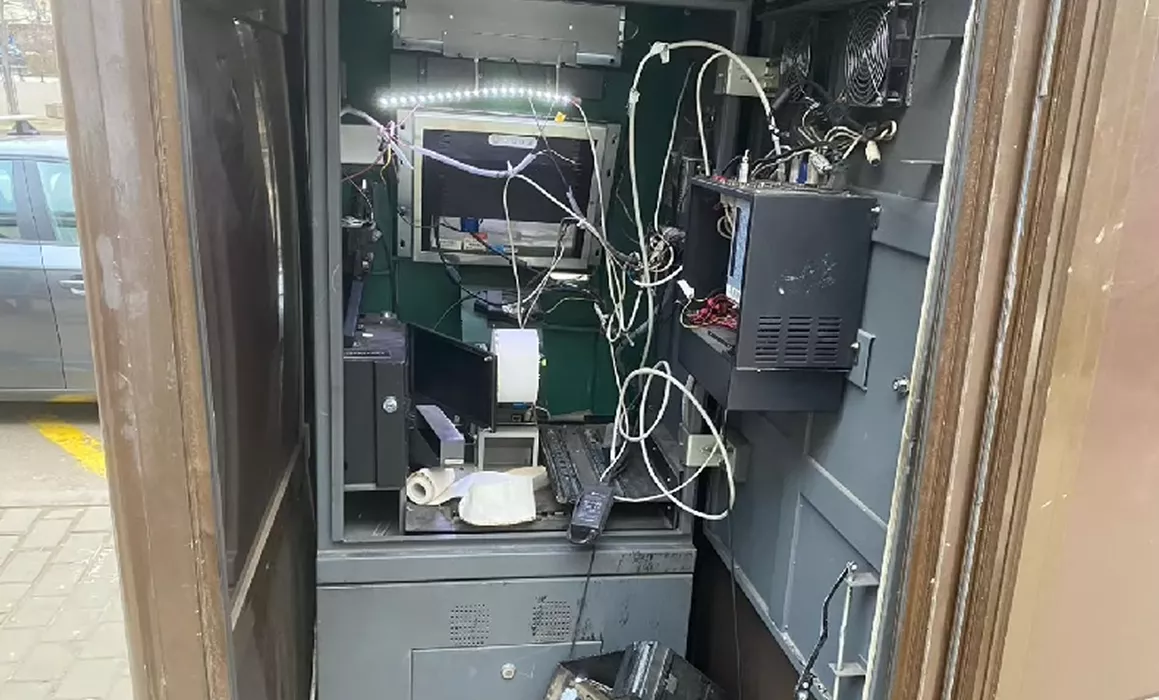 Tânărul care a vandalizat și furat din automatele de bilete din Iași a fost identificat