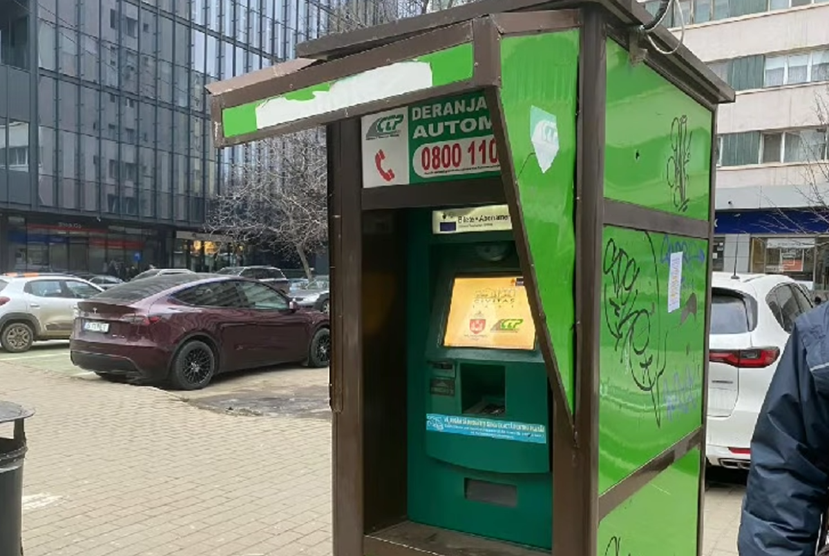 Automate de bilete vandalizate și jefuite la Iași