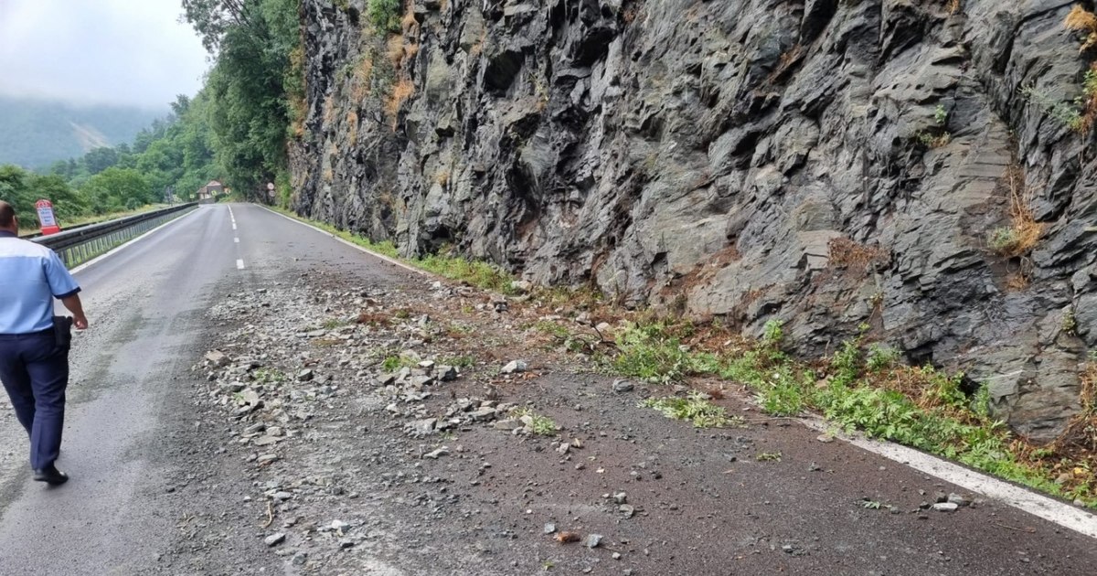 Mai multe persoane ar fi dislocat bolovani de pe versanţii din zona DN 10 pentru a ajunge pe stradă. DRDP Buzău sesizează autoritățile