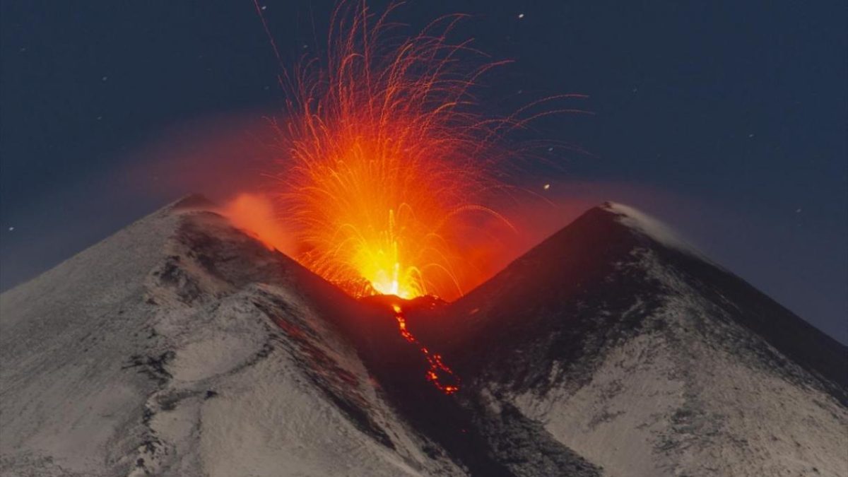 Adrenalină extremă! Schiori care coboară de pe vârful muntelui Etna în plină erupție vulcanică