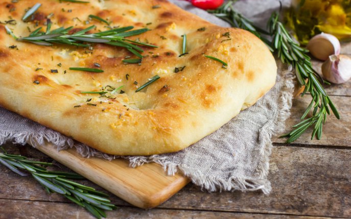 Cum să prepari focaccia cu usturoi și ierburi aromatice. Preparatul culinar care te va cuceri!