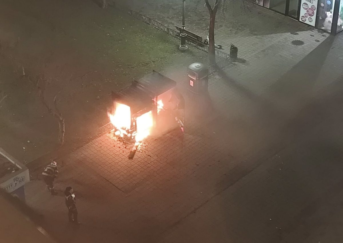 Incendiu în Piața Voievozilor! O platformă de colectare a hainelor a luat foc