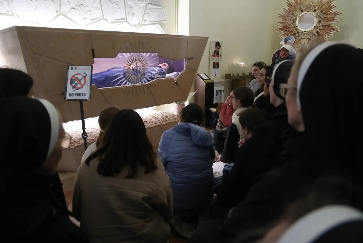 Credincioșii se adună în Assisi pentru a se ruga ‘influencerului lui Dumnezeu’ înainte de canonizarea sa