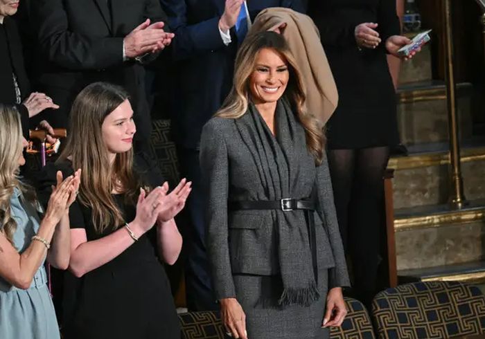 Cât a costat ținuta pe care a purtat-o Melania Trump la discursul președintelui în cadrul Congresului. Soția președintelui SUA a întors toate privirile