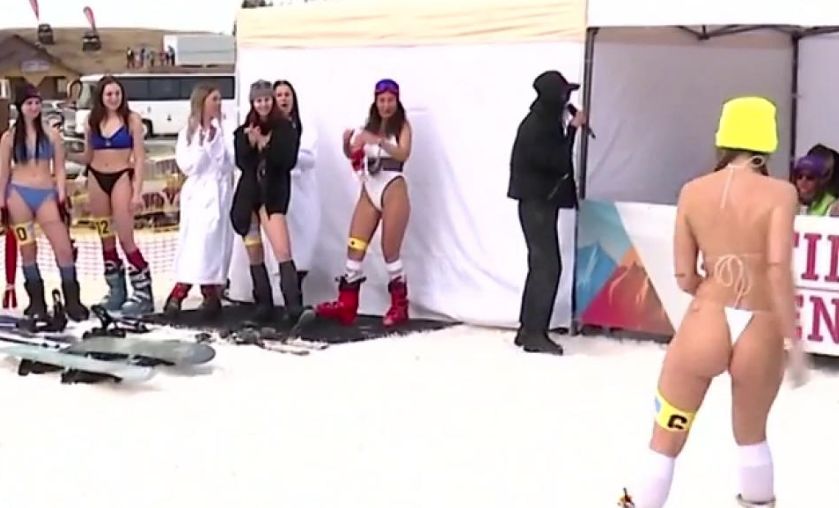 Concurs în costum de baie, pe pârtia de schi din Sibiu! Ce au fost puse să facă tinerele – FOTO