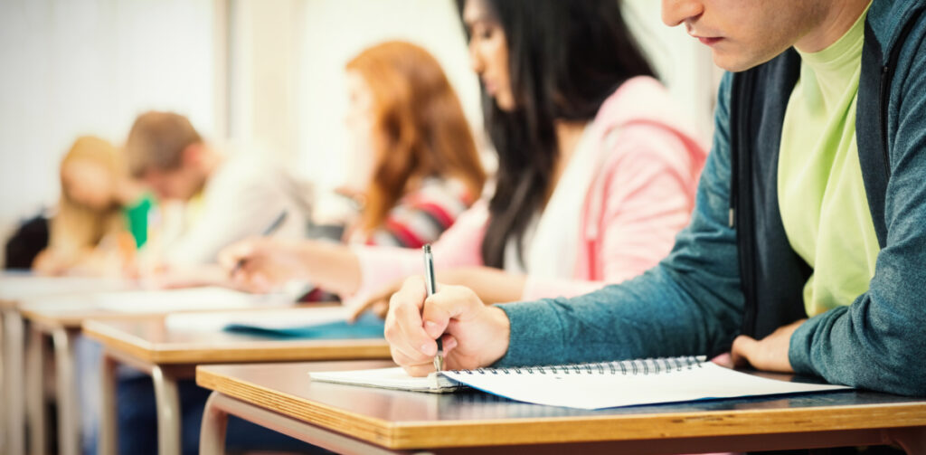 Rezultatele simulării Evaluării Naționale 2025! Aproximativ 70.000 de elevi nu au reușit să scrie cel puțin 150 de cuvinte la o compunere