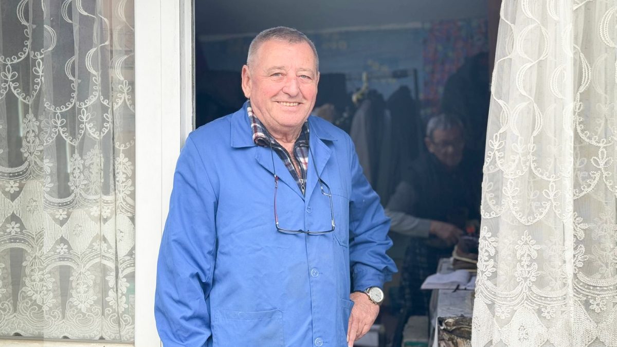 Costică Prodan este printre ultimii care mai au această meserie în Iași! La el vin și șefii din jandarmerie sau poliție pentru a avea una din creațiile sale