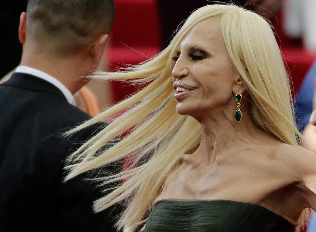 Bombă în lumea modei! Donatella renunță la tronul casei Versace. Care este motivul