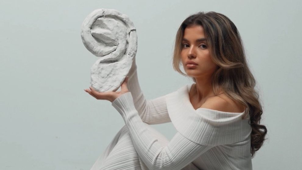 Influencerița din România este aproape surdă! Drama personală nespusă până acum