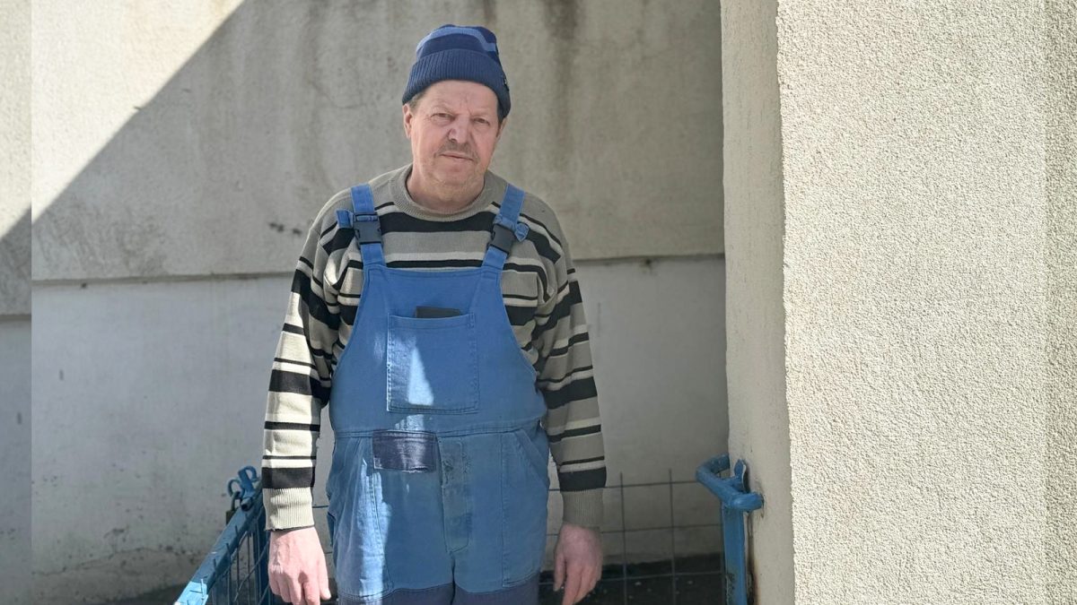 Un cizmar din Iași a lăsat un mesaj unic în atelierul său pentru clienții care vin cu pantofii murdari la reparat. Imaginile pot deveni virale!