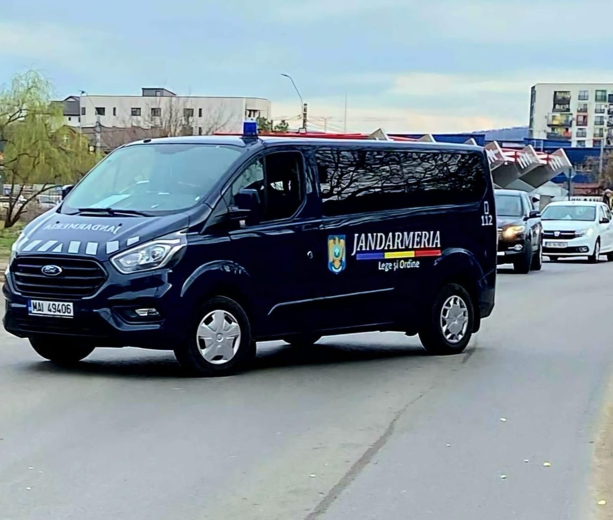 Un echipaj de jandarmi din Bacău au acordat primul ajutor unei femei din Iași care a fost implicată într-un accident