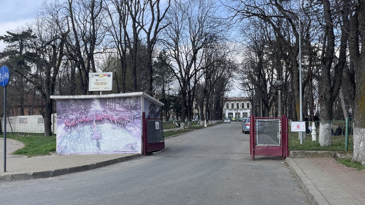 Curtea Colegiului Național Pedagogic „Vasile Lupu” este păzită zilnic de către un echipaj al Poliției Locale – UPDATE