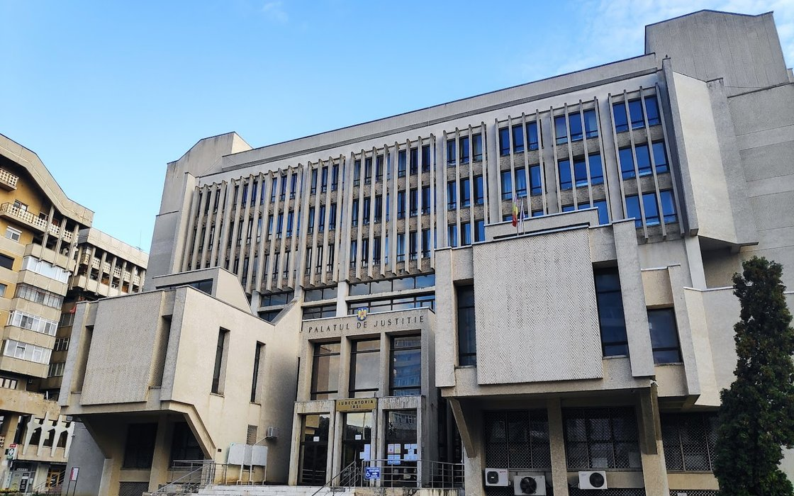 O femeie din Iași solicită daune morale de 5.000 de lei, după ce vecinul a mușcat-o de braț