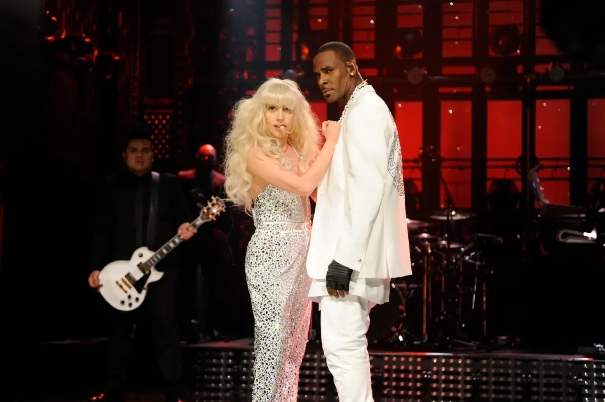 Lady Gaga ironizează propriul show cu R. Kelly: „Nu căutați pe Google, serios!”