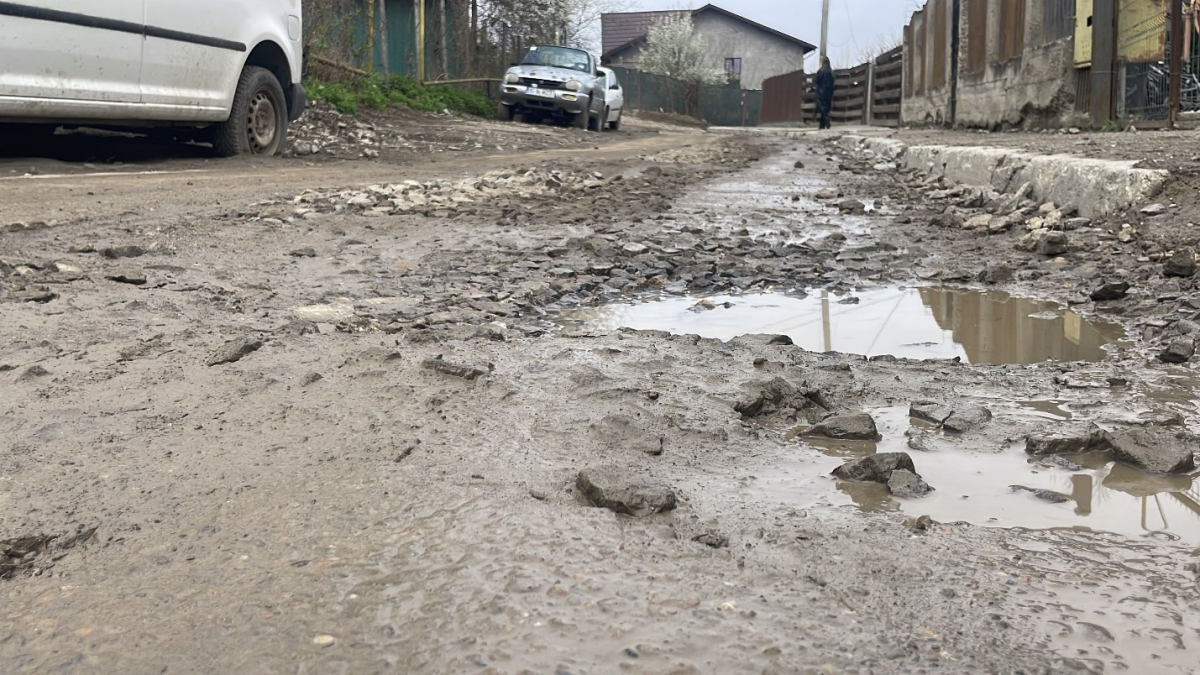 Locatarii de pe strada Simion Bărnuțiu au ajuns în pragul disperării. O mamă își face griji pentru viața copilului său bolnav: „Dacă face o criză, nu intră o salvare pe stradă”