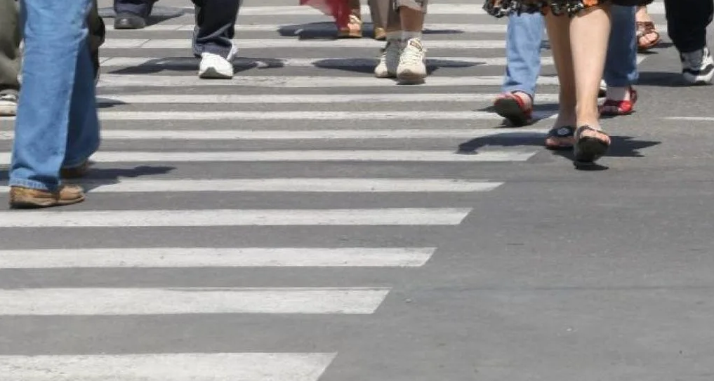 O tânără de 21 de ani a trecut pe lângă un grup de pietoni aflați în traversarea străzii, la Iași, sub ochii polițiștilor. Nu s-a așteptat la o asemenea sancțiune
