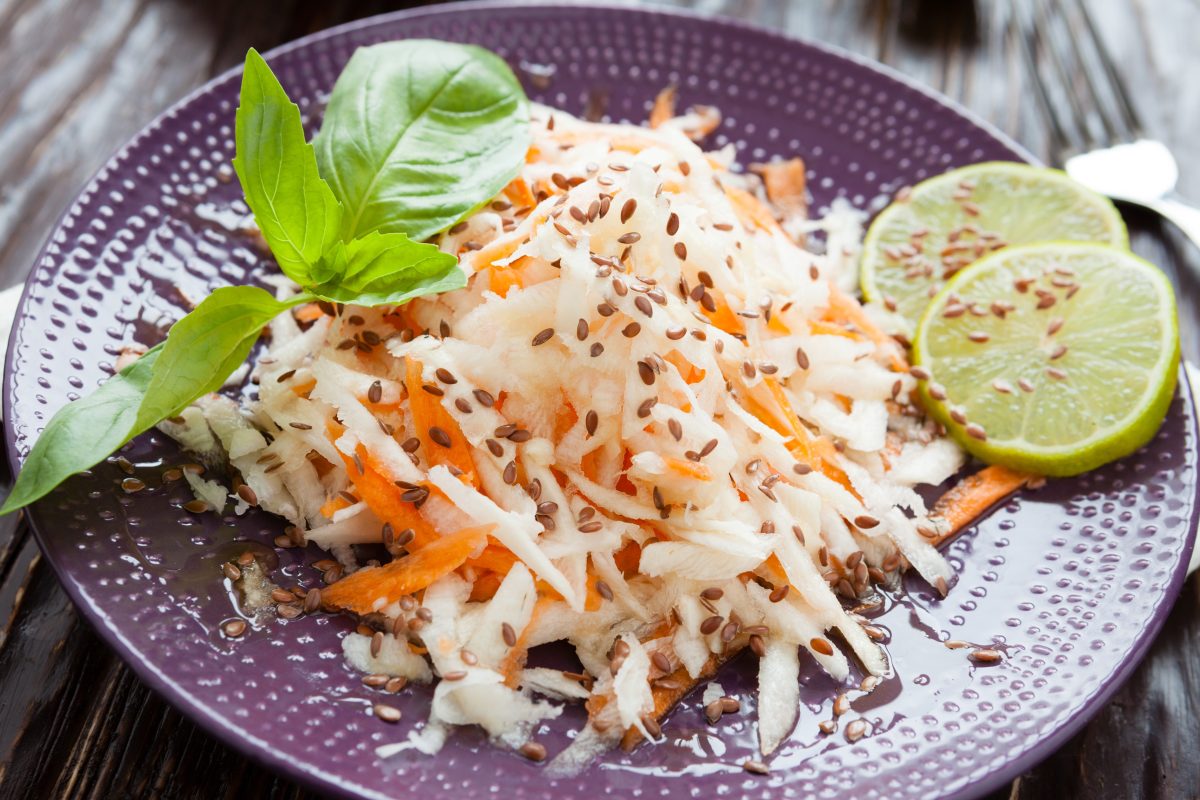 Iată cum să faci o salată de ridiche neagră! Are numeroase beneficii pentru sănătate!