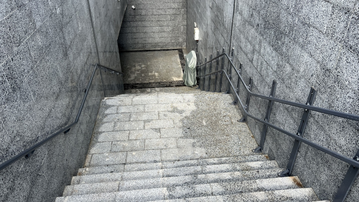 După ce lucrările de reparații și modernizare ale pasajului pietonal Frumoasa au fost finalizate, problemele încă persistă