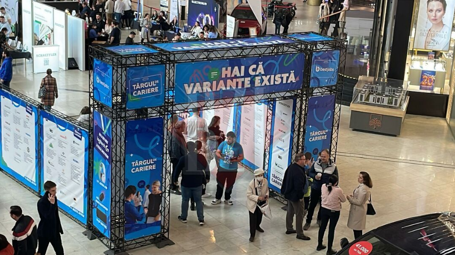 Zeci de tineri au venit la Târgul de Cariere din Iași pentru a vedea ofertele de muncă
