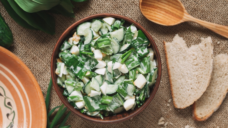 Cum să faci cea mai delicioasă salată de leurdă. Iată beneficiile usturoiului sălbatic!