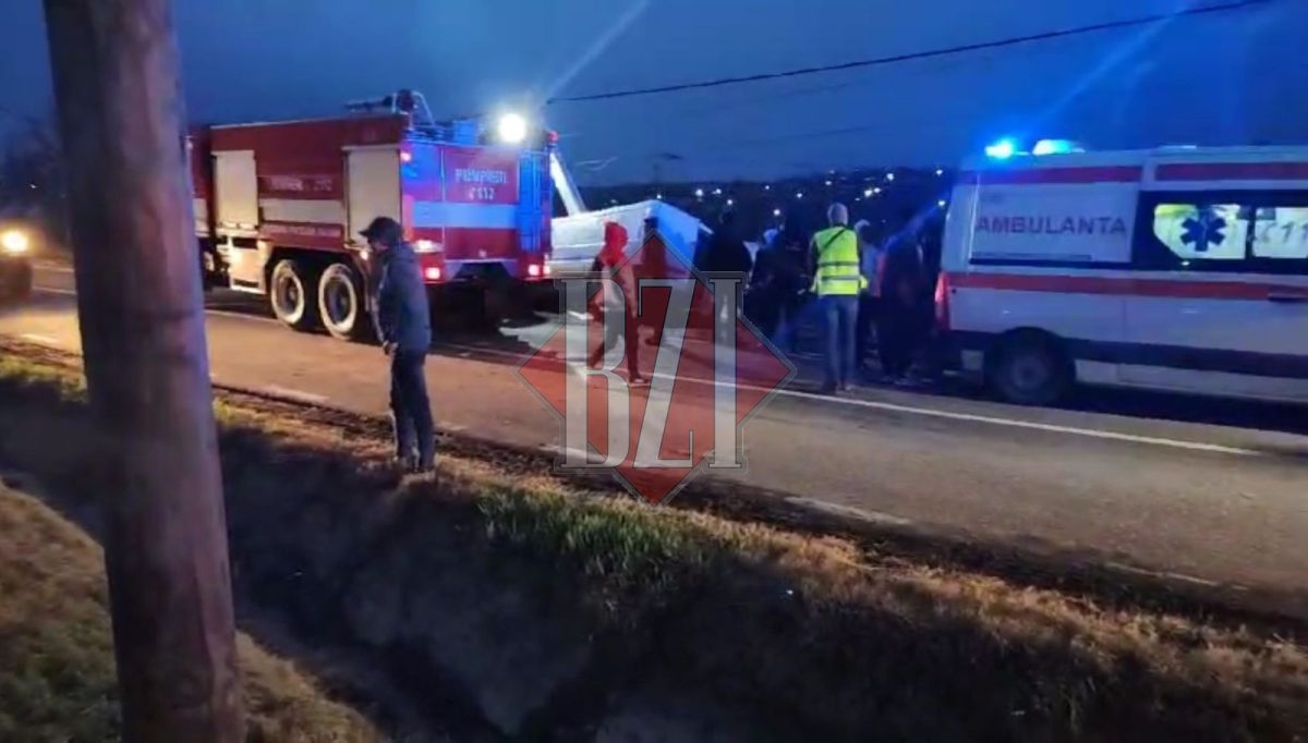 Accident rutier grav la Iași. Mai multe victime au fost încarcerate după ce o autoutilitară a intrat într-un stâlp. O persoană și-a pierdut viața – UPDATE