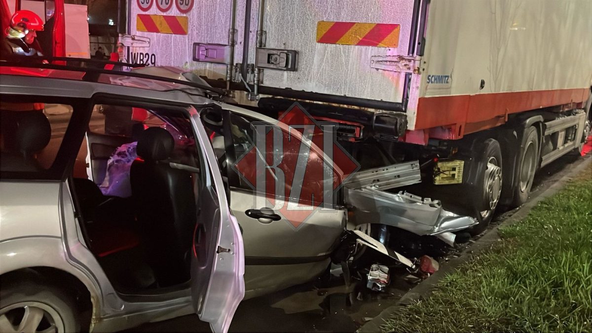 Tragedie pe Calea Chișinăului. Un tânăr de 18 ani s-a înfipt cu mașina sub un TIR parcat. Șansele să supraviețuiască sunt minime – EXCLUSIV, UPDATE