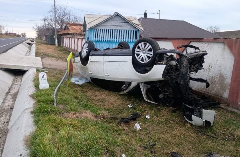 Accident rutier în Balș! Un autoturism s-a răsturnat în decor