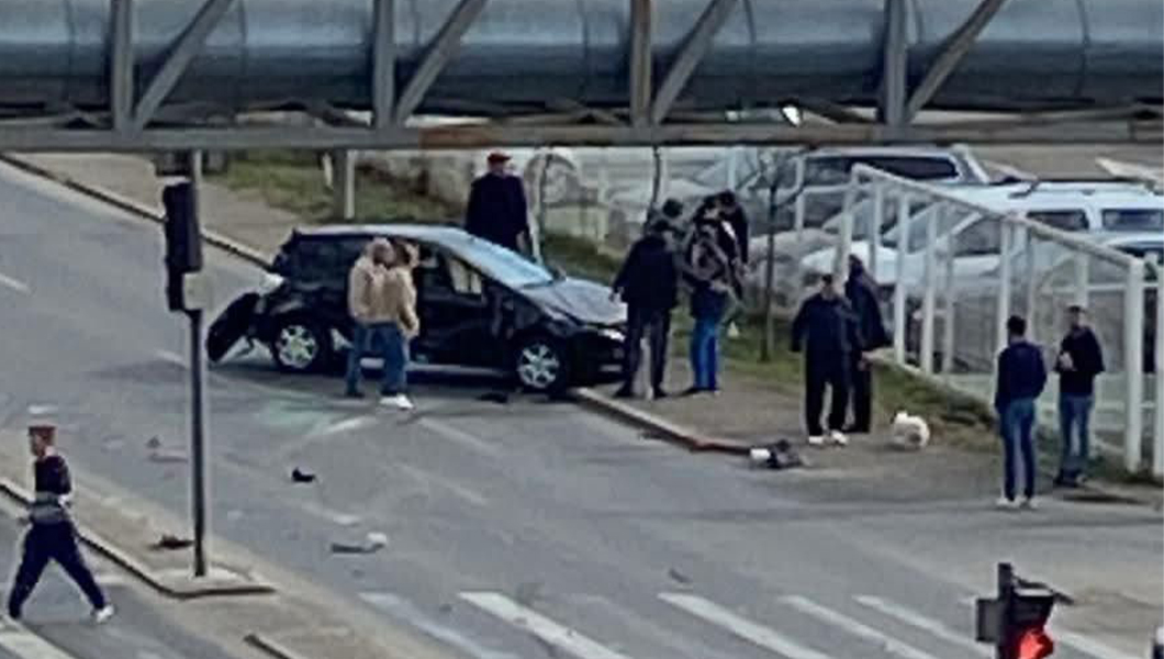 Accident rutier pe șoseaua Bucium! Două autoturisme au intrat în coliziune
