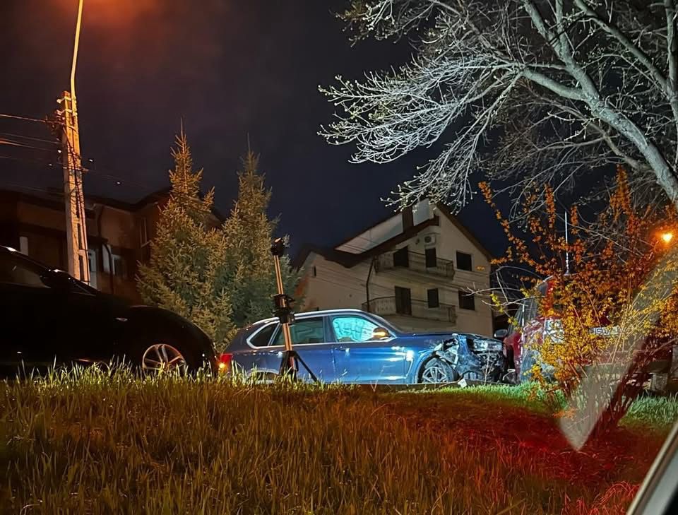Accident rutier în Tătărași. Șoferul unui BMW a fugit după ce a lovit mai multe mașini parcate