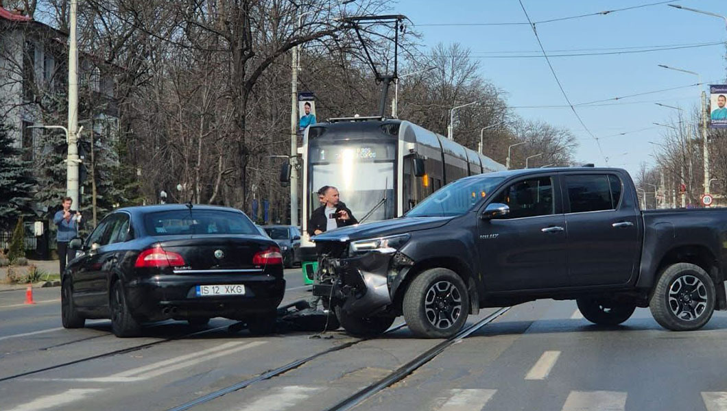 Accident rutier în Copou. Două autovehicule s-au izbit violent