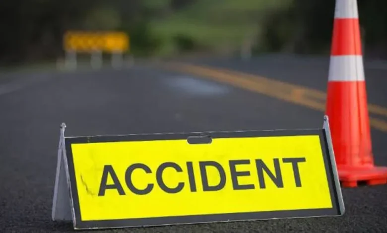 Accident rutier pe podul din Cicoarei. Două autoturisme au fost implicate