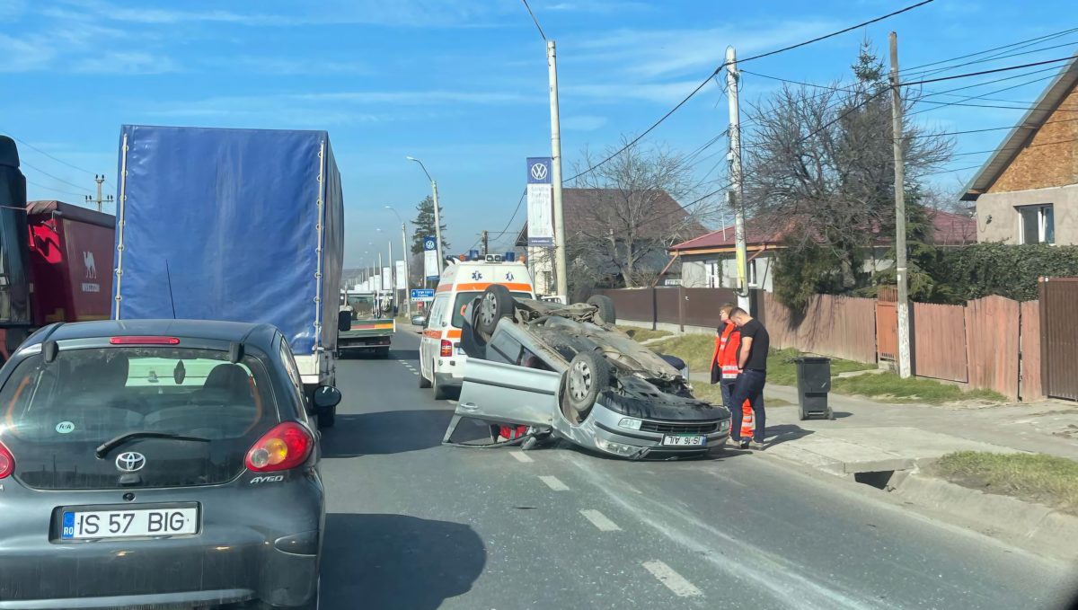 Accident rutier în Lețcani! Un autoturism s-a răsturnat